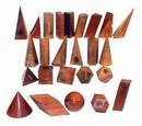 Serie di figure geometriche in legno