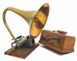 Complete phonograph with trumpet and incised cylinders Foto © Pierandrea Malfi