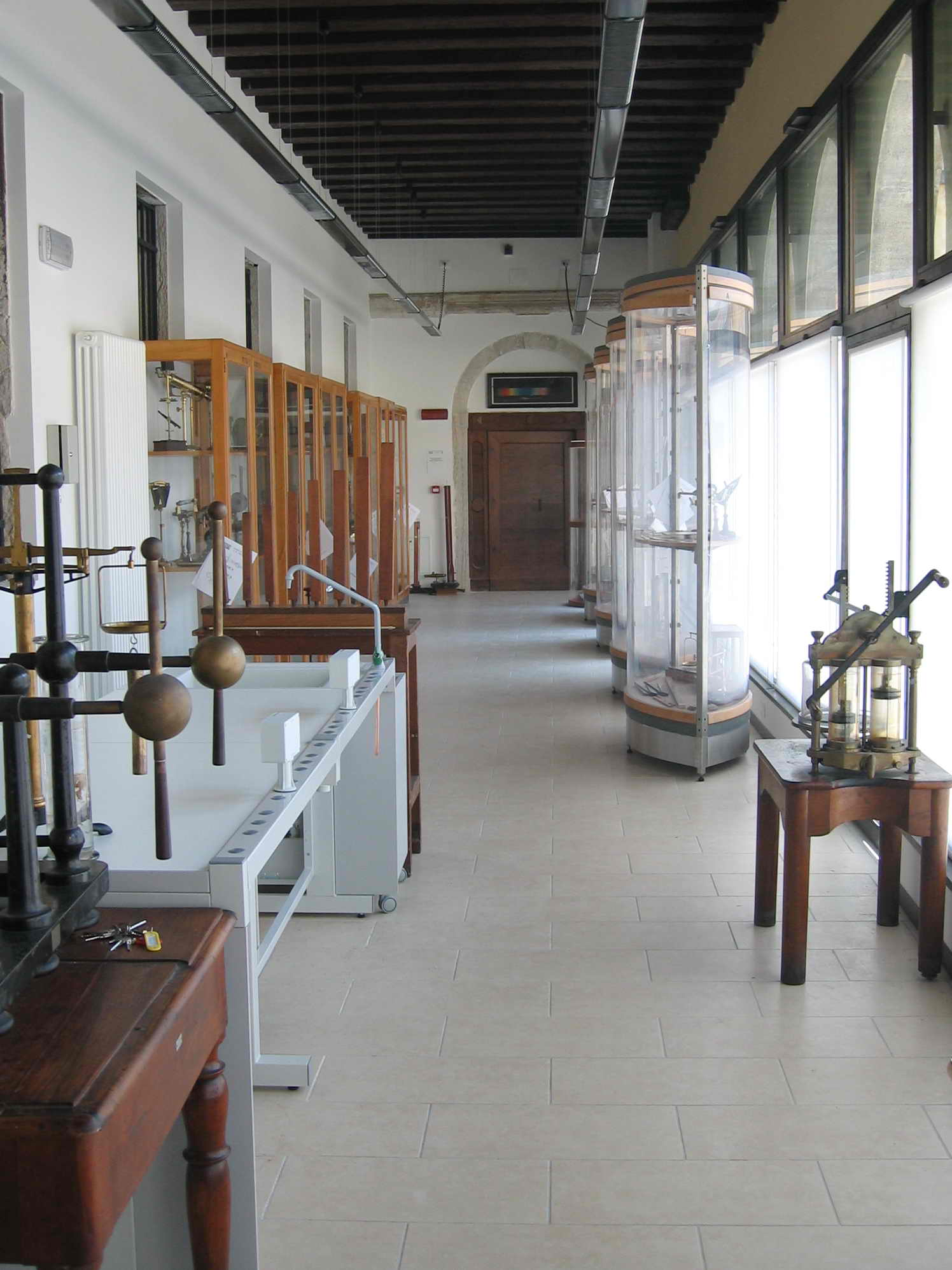 Viste della sala del Museo di Fisica Antonio Maria Traversi, Malfi, © D 2004