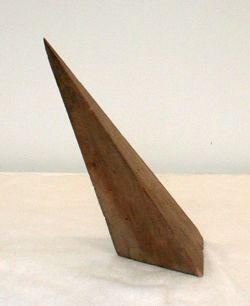 Galleria d'immagini della Serie di figure solide geometriche in legno - solidi obliqui, Malfi, © D 2003. Foto 1: piramide obliqua; foto 2: cono obliquo; foto 3: cilindro oblique; foto 4: parallelepipedo obliquo; foto 5: romboedro; foto 6: prisma obliquo.